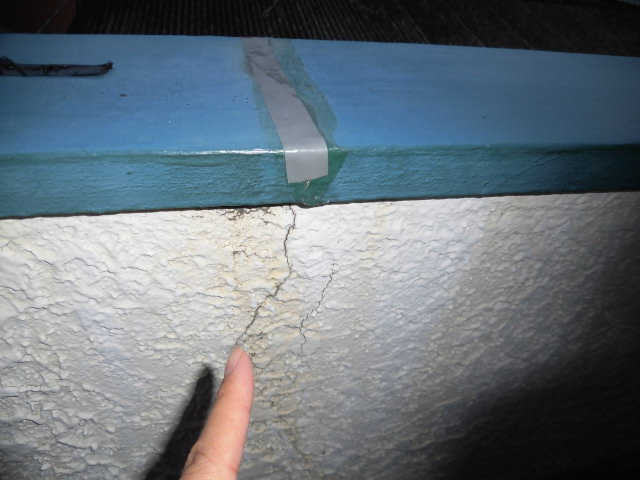岸和田市の住宅のベランダのひび割れ