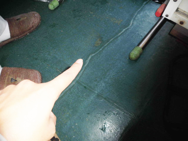 岸和田市の住宅のベランダのひび割れ