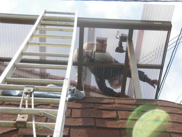 岸和田市宮前町のテラス屋根の波板張りじまい