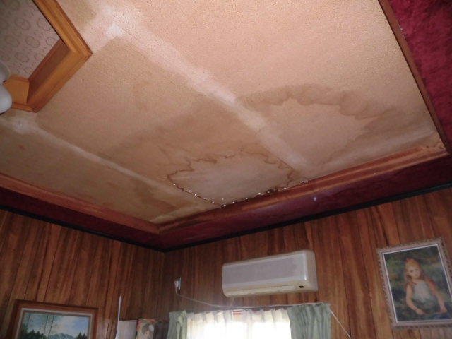 岸和田市土生町の洋室の雨漏り