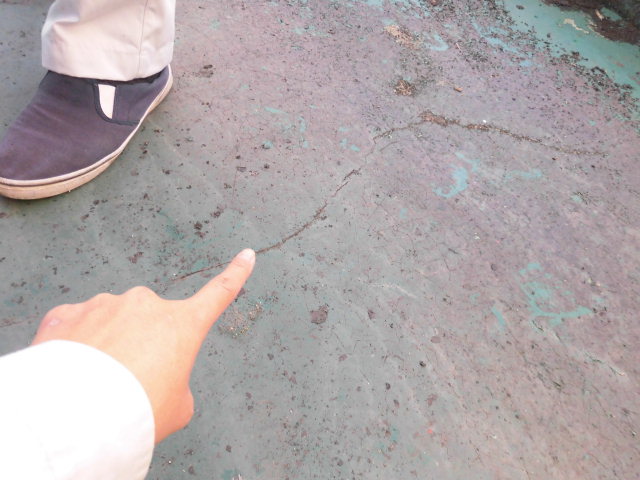 岸和田市のベランダの床がひび割れています！