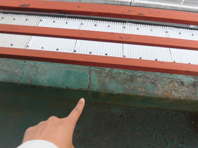岸和田市のベランダの立ち上がり部分もひび割れています！