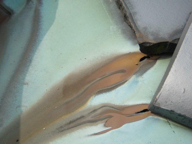 泉南市樽井の屋根の谷樋に穴が空いています！