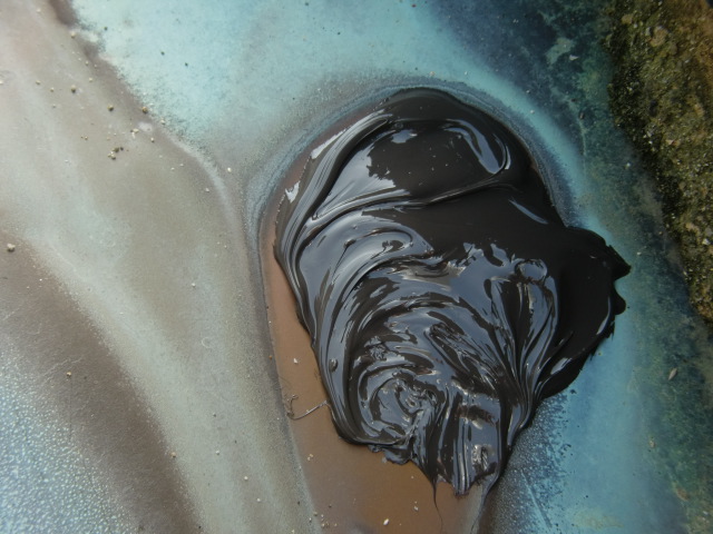 泉南市樽井の谷樋の穴にコーキング充填