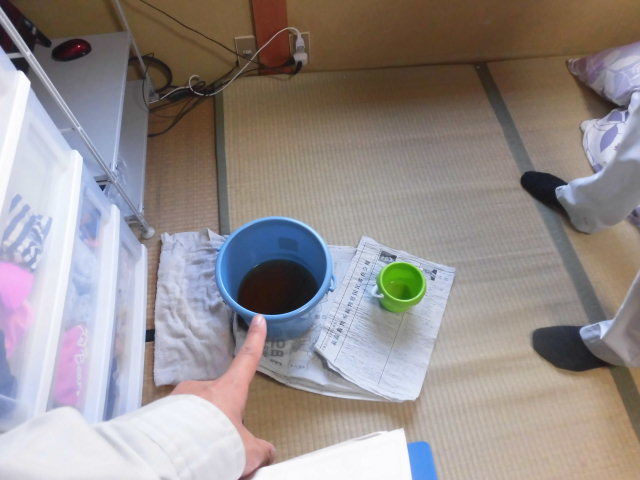 岸和田市の住宅で雨漏りをバケツで受けていました