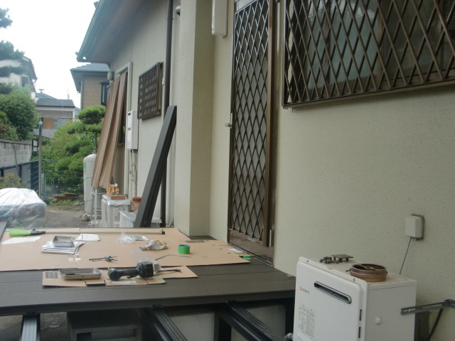 岸和田市西之内町のウッドデッキの床設置中