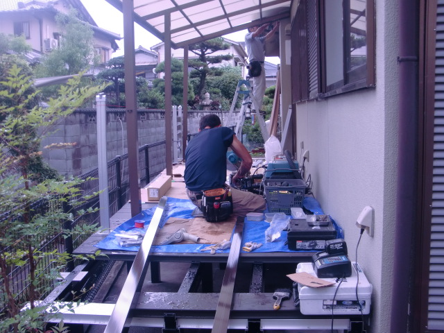 岸和田市西之内町でウッドデッキの手すり設置