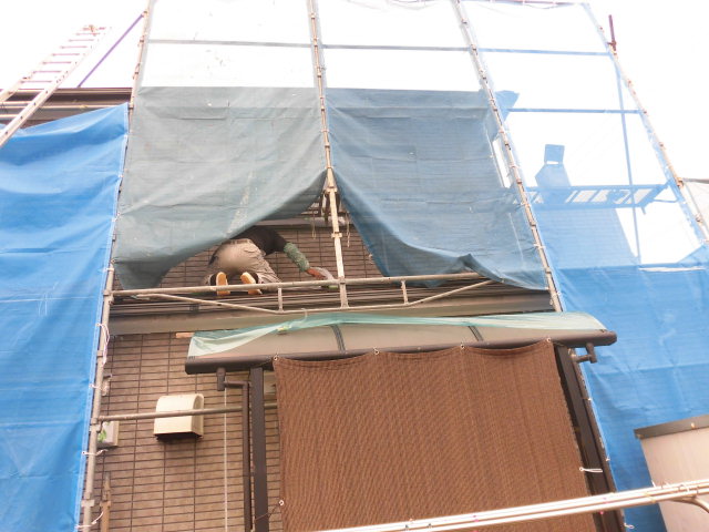 岸和田市尾生町の外壁下塗り中