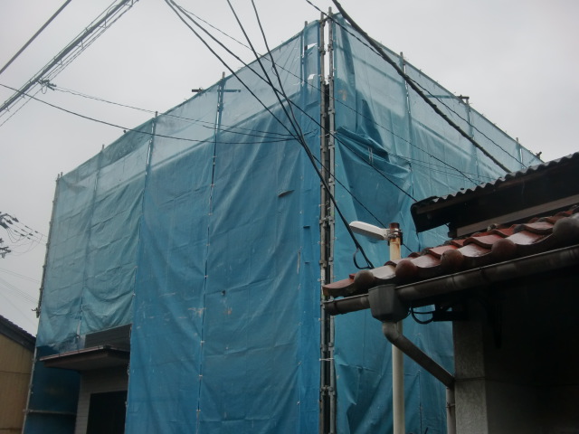 和泉市の仮設足場にメッシュシート取り付け