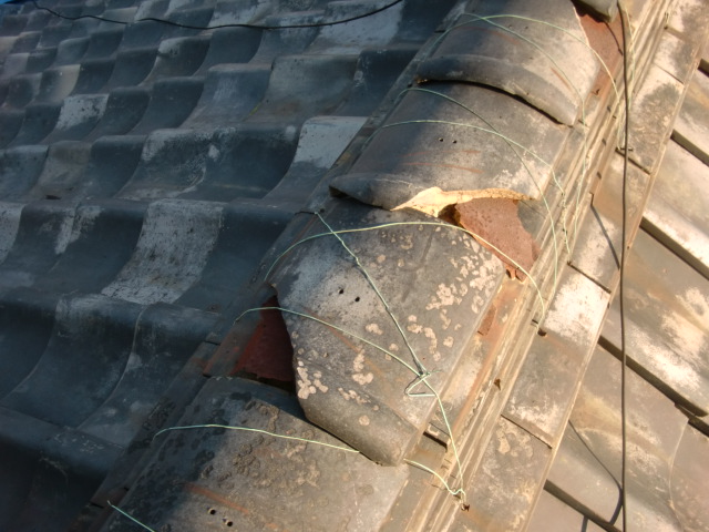 岸和田市の棟の瓦割れ