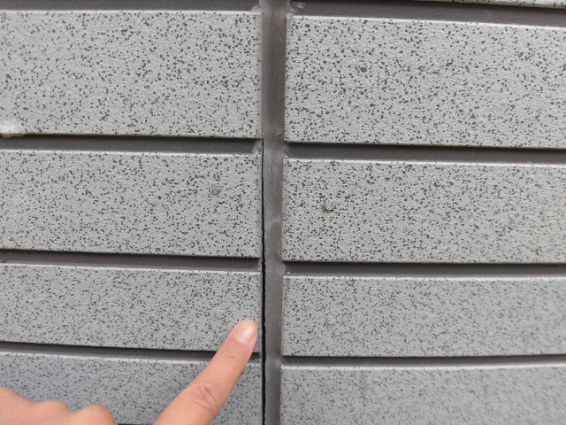 岸和田市三田町のサイディングの目地シーリング剥離