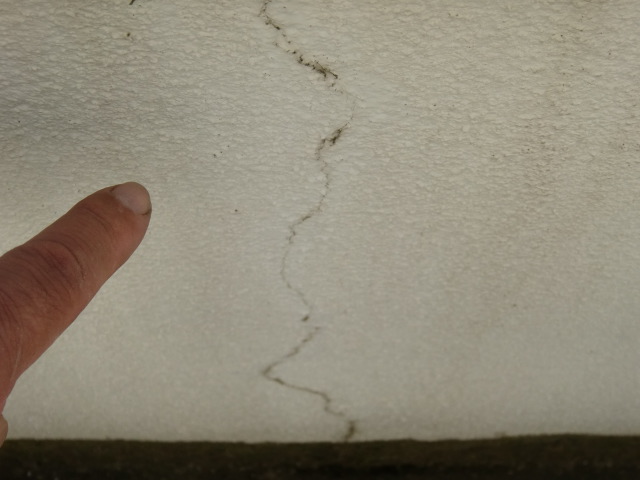 岸和田市紙屋町の外壁の大きなクラック