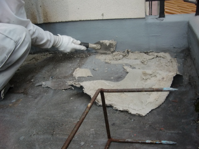 岸和田市土生町のベランダの既存防水塗膜撤去