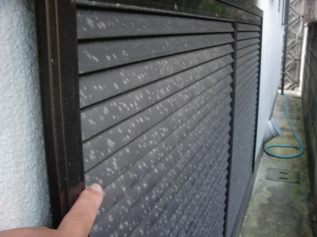 泉南郡岬町の白サビが発生した雨戸