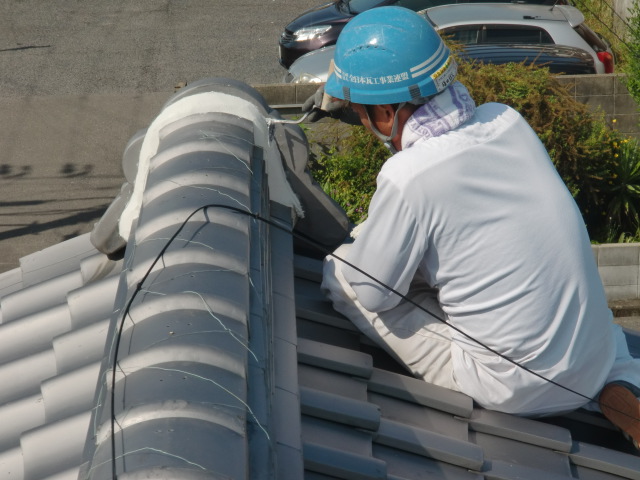 岸和田市の鬼瓦の取り合いの漆喰詰め直し