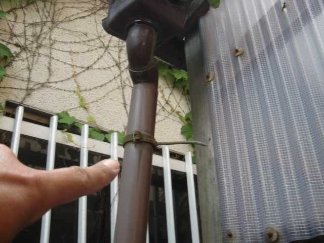 泉佐野市の雨樋の外れ