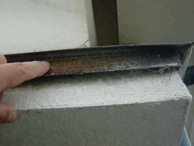 泉南郡岬町の錆ついた庇