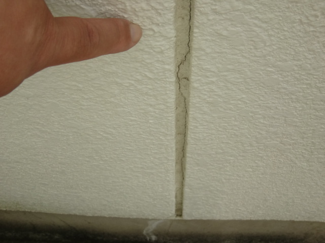 泉南郡岬町のモルタル壁の誘発目地のひび割れ