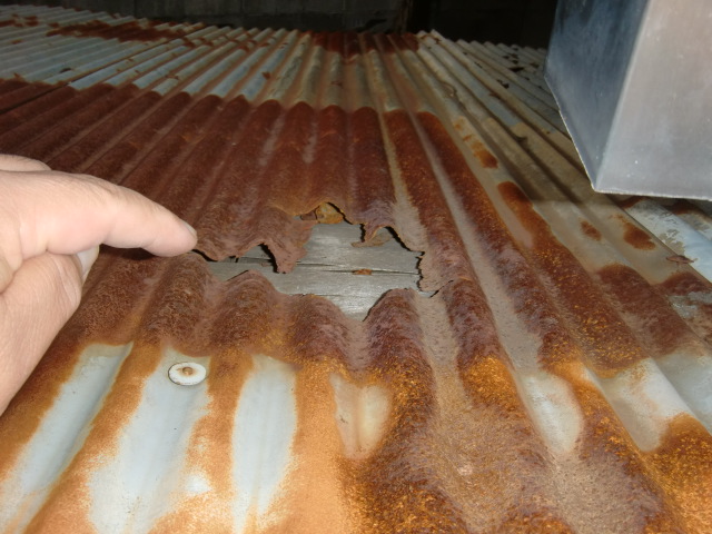 大阪市東住吉区の穴か開いたトタン屋根