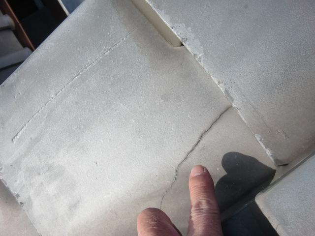 泉佐野市葵町の割れた和瓦