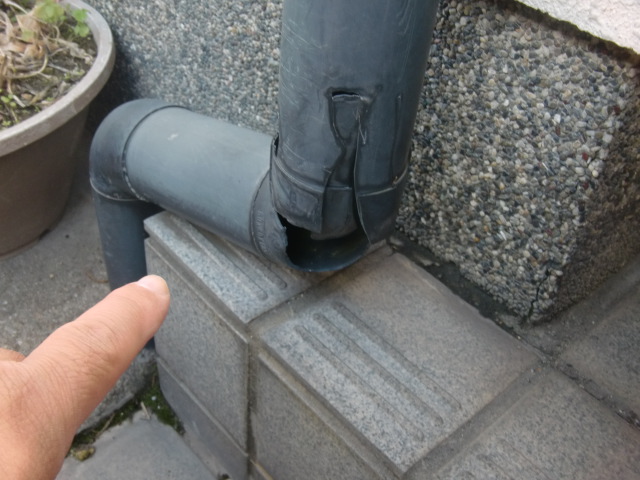 和歌山市善明寺の割れた雨樋