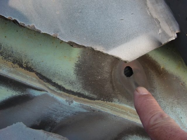 岸和田市作才町の谷樋に穴が開いています！