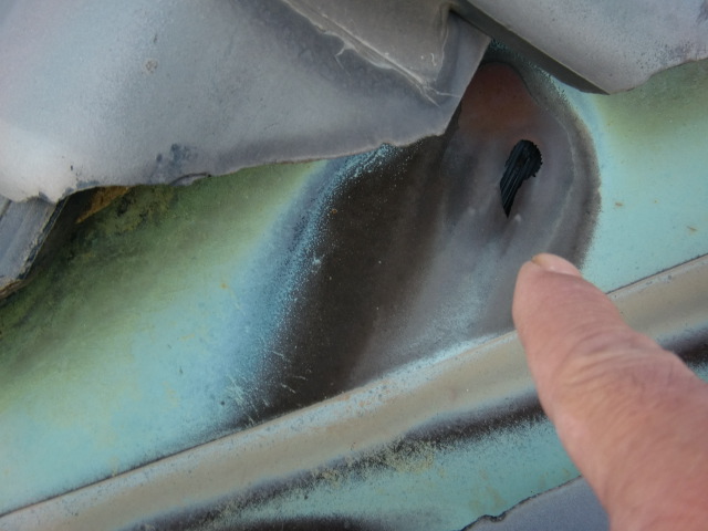 岸和田市作才町の谷樋に穴が開いています！