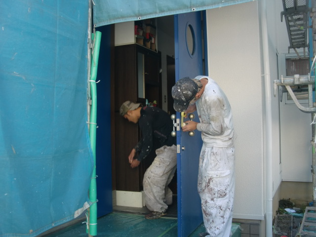 貝塚市半田の玄関塗装で養生