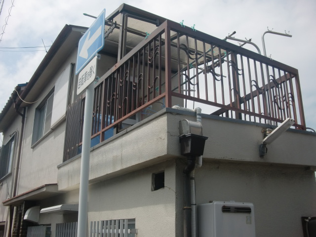 岸和田市下野町のバルコニーの下に雨漏り