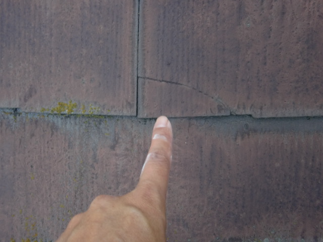 貝塚市のカラーベストのひび割れ