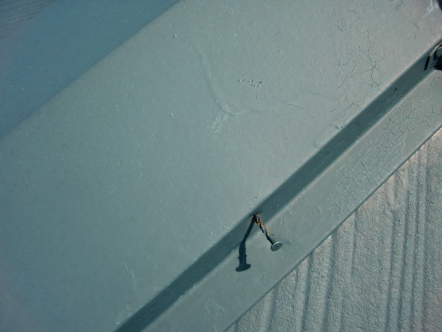 貝塚市王子の棟板金の抜けかかった釘