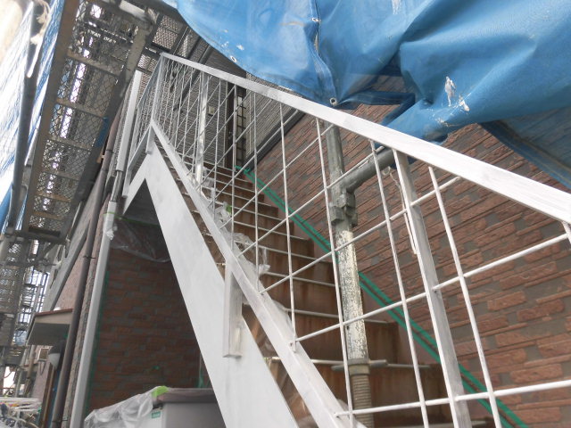岸和田市の外部階段にも錆止め塗布