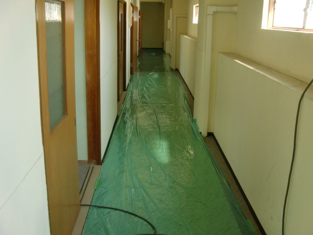 岸和田市の倉庫の内部動線を養生