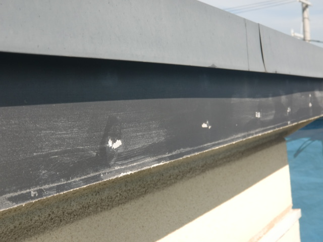 貝塚市半田の屋根の破風板の塗装剥がれ