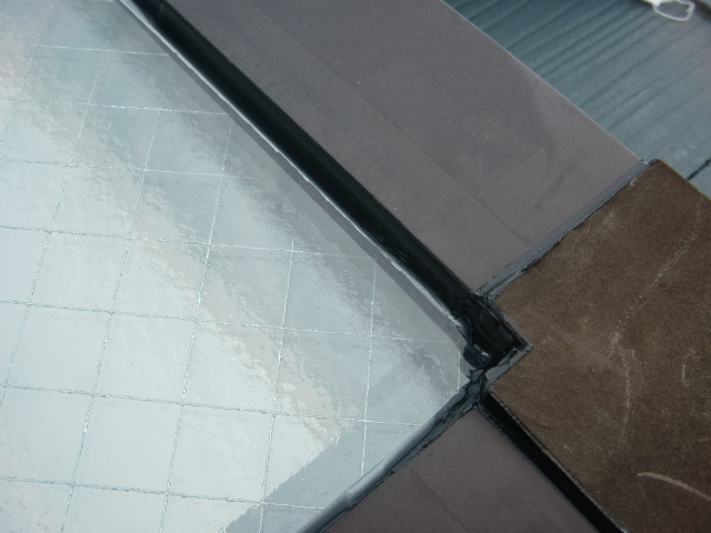 貝塚市王子のガラス周りにシーリング充填