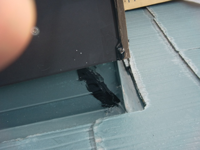 貝塚市のトップライト周りの水切りにシーリング充填