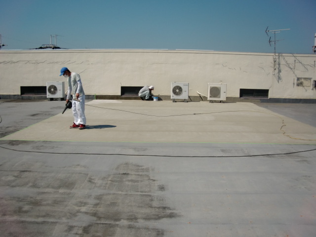 岸和田市の倉庫屋上の工事箇所清掃