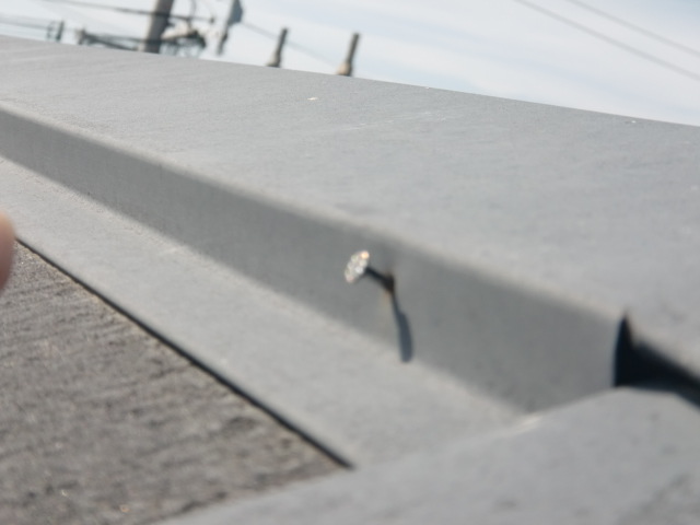 岸和田市の棟板金の浮いてきた釘は打ち直し