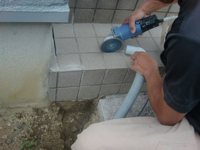 貝塚市半田の玄関タイルハツリ中