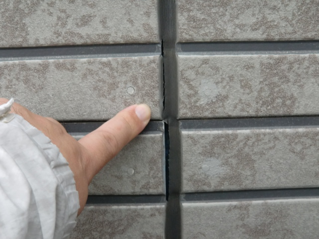 岸和田市尾生町の外壁のコーキング現況