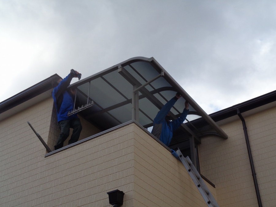 熊取町のベランダ屋根取付工事