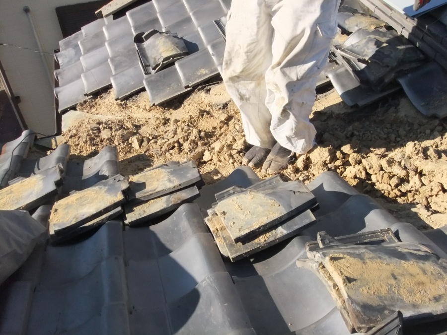 岸和田市作才町の谷樋部分の瓦仮撤去