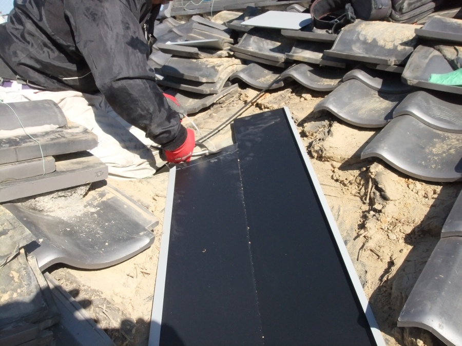 岸和田市作才町の谷樋板金設置中