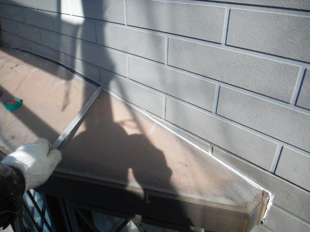 和泉市の出窓の上にコーキング