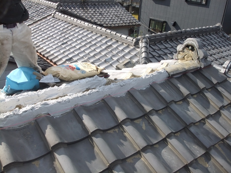 泉佐野市葵町の棟に南蛮漆喰を詰めました