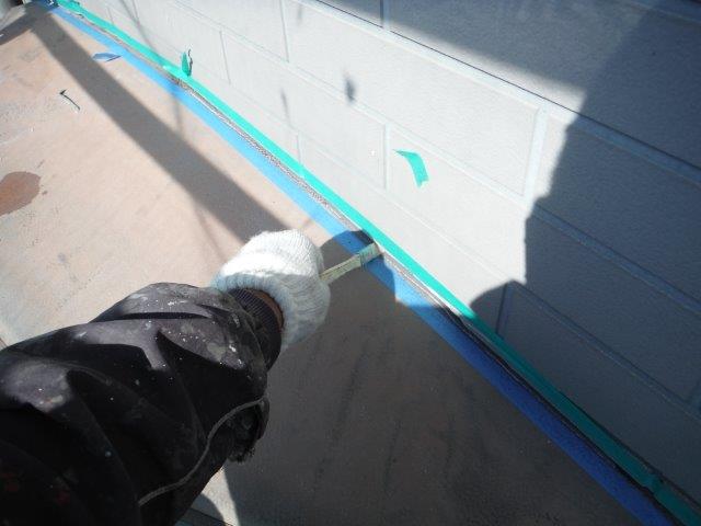 和泉市の出窓の上のコーキング打ち替え