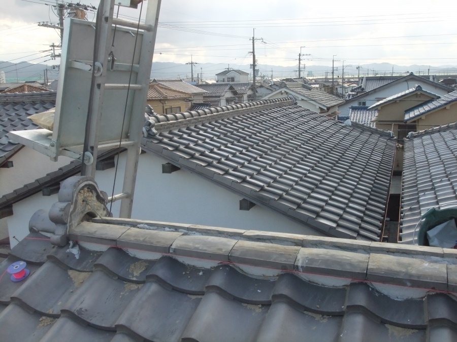 泉佐野市葵町の棟にのし瓦をのせました