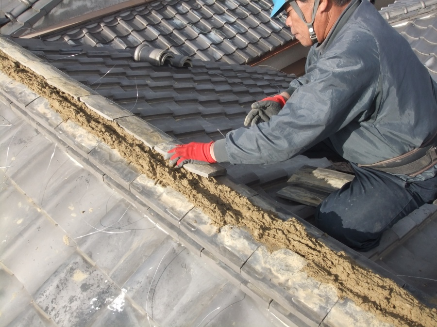 泉佐野市葵町の棟にのし瓦を載せています