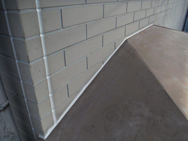 和泉市の出窓の上と目地のコーキング打ち替え完了