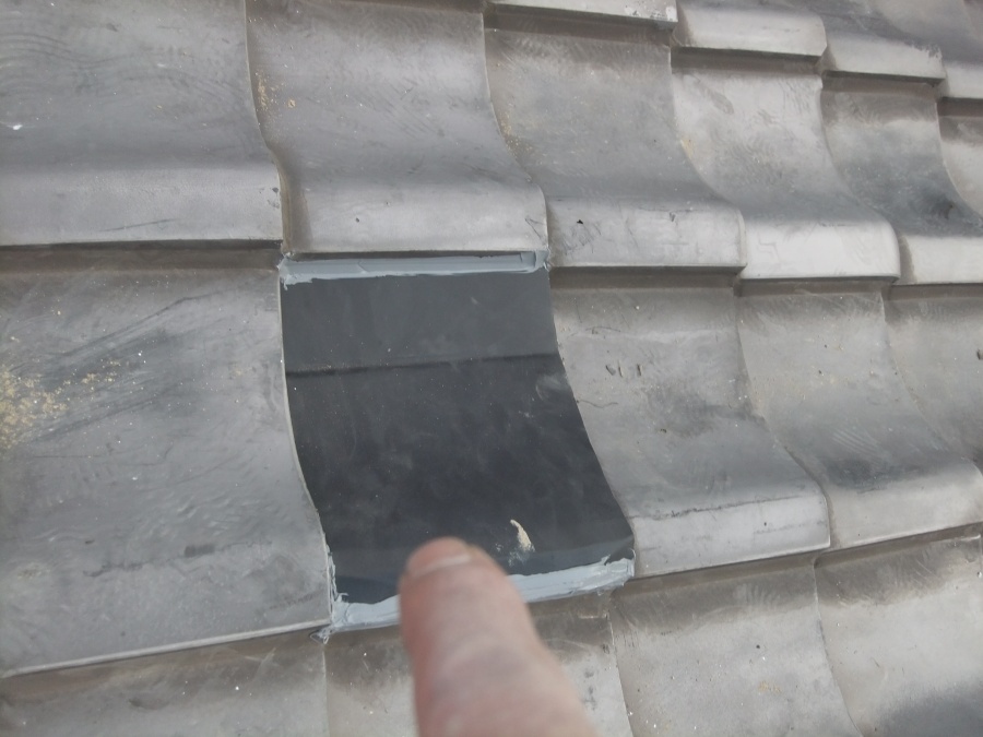 泉佐野市葵町の割れた瓦差し替え